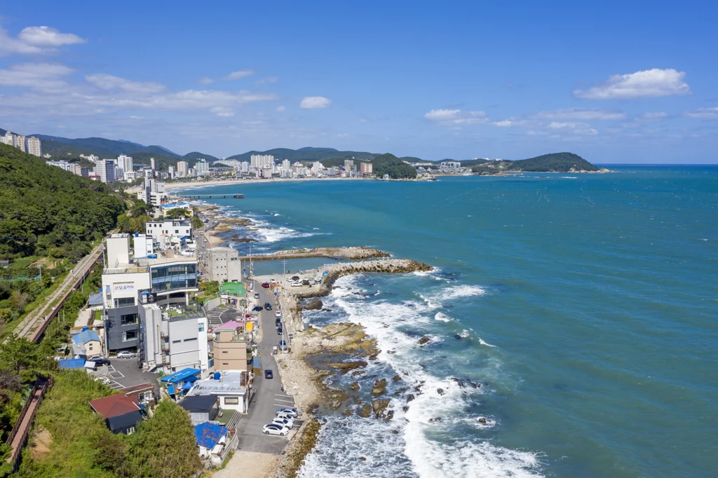 해안 선로를 달리는 해운대 해변열차