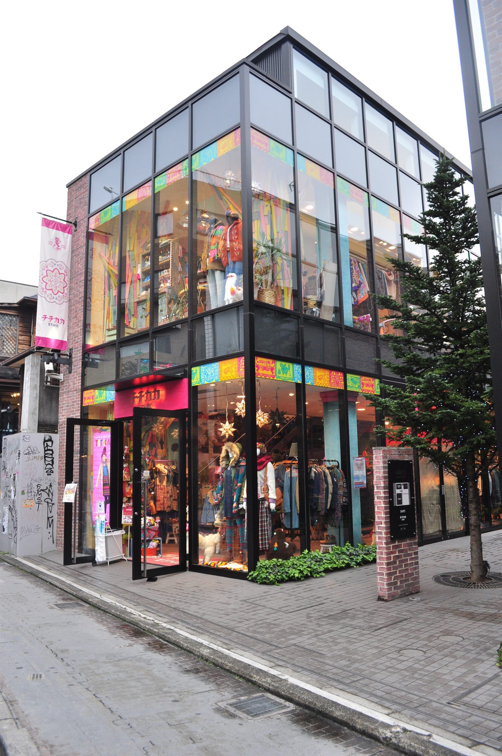 트렌디한 스트릿 브랜드와 로드샵이 모여있는 하라주쿠 캣스트리트 거리